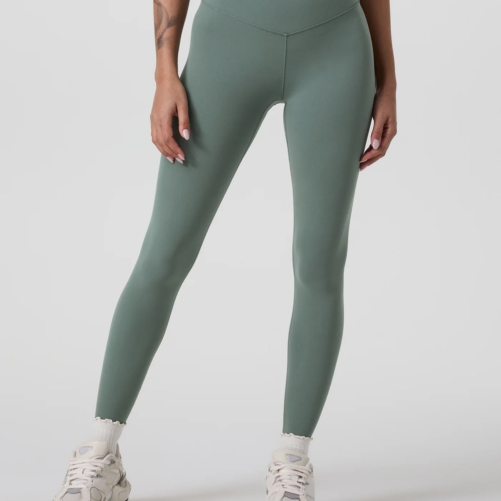 Vuori AllTheForm Legging in Marsh Green NWT